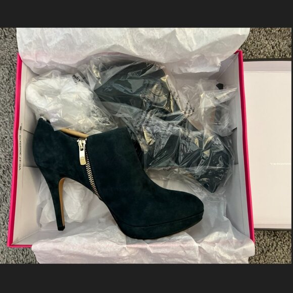 NWT Vince Camuto Evergreen Elvin Suede Ankle Booties Women's Size 8.5 - Picture 9 of 16